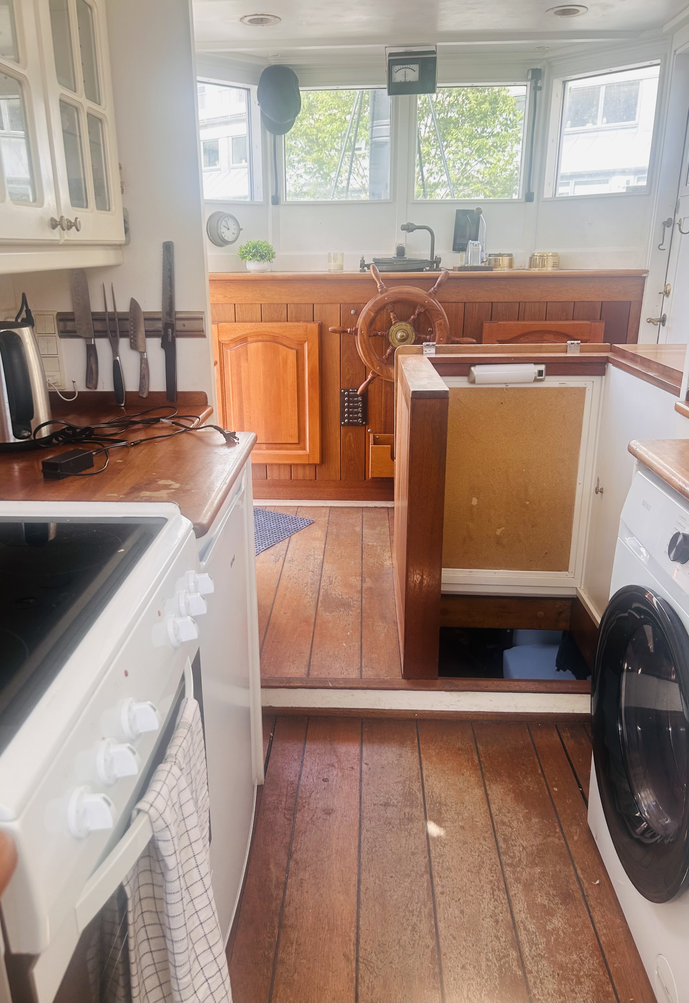 Home for a few nights: the houseboat Airbnb (photo by Rich)
